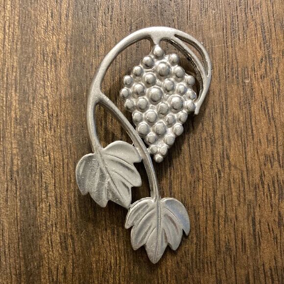 Lovell Designs Signed Grapes On The Vine Pewter Brooch. - Picture 1 of 5